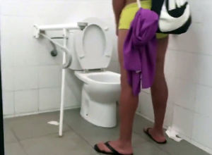 Cruising chisel urinate in public..